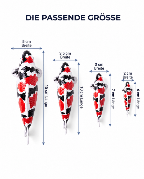Größenvergleich handbemalter Showa Koi-Figuren in 15 cm, 10 cm, 7 cm und 4 cm mit den jeweiligen Breitenangaben