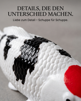 Detailaufnahme einer handbemalten Tancho Sanke Koi-Figur mit ausgearbeiteten Schuppen, schwarzer Zeichnung und rotem Kopffleck – besondere Karpfen-Figur und Japan-Deko