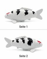 Handbemalte Tancho Sanke Koi-Figur von beiden Seiten mit weißer Grundfarbe, schwarzen Zeichnungen und rotem Kopffleck – dekorative Karpfen-Figur für Wohnbereich, Regal oder Teichnähe