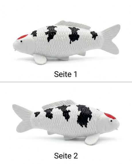 Handbemalte Tancho Sanke Koi-Figur von beiden Seiten mit weißer Grundfarbe, schwarzen Zeichnungen und rotem Kopffleck – dekorative Karpfen-Figur für Wohnbereich, Regal oder Teichnähe