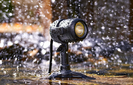Wasserfester LED Teichstrahler im Einsatz mit Spritzwasser am Teichrand