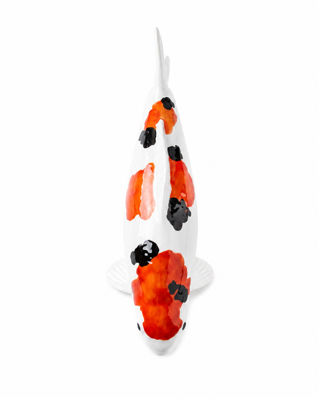 Handbemalte Yamatonishiki Koi-Figur in Orange, Schwarz und Weiß – besondere Fischfigur als Japan-Deko für Teichbereich, Garten, Terrasse oder Wohnbereich